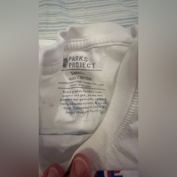 White Tshirt - unisex - vintage national park design in red & blue - Picture 8 of 8